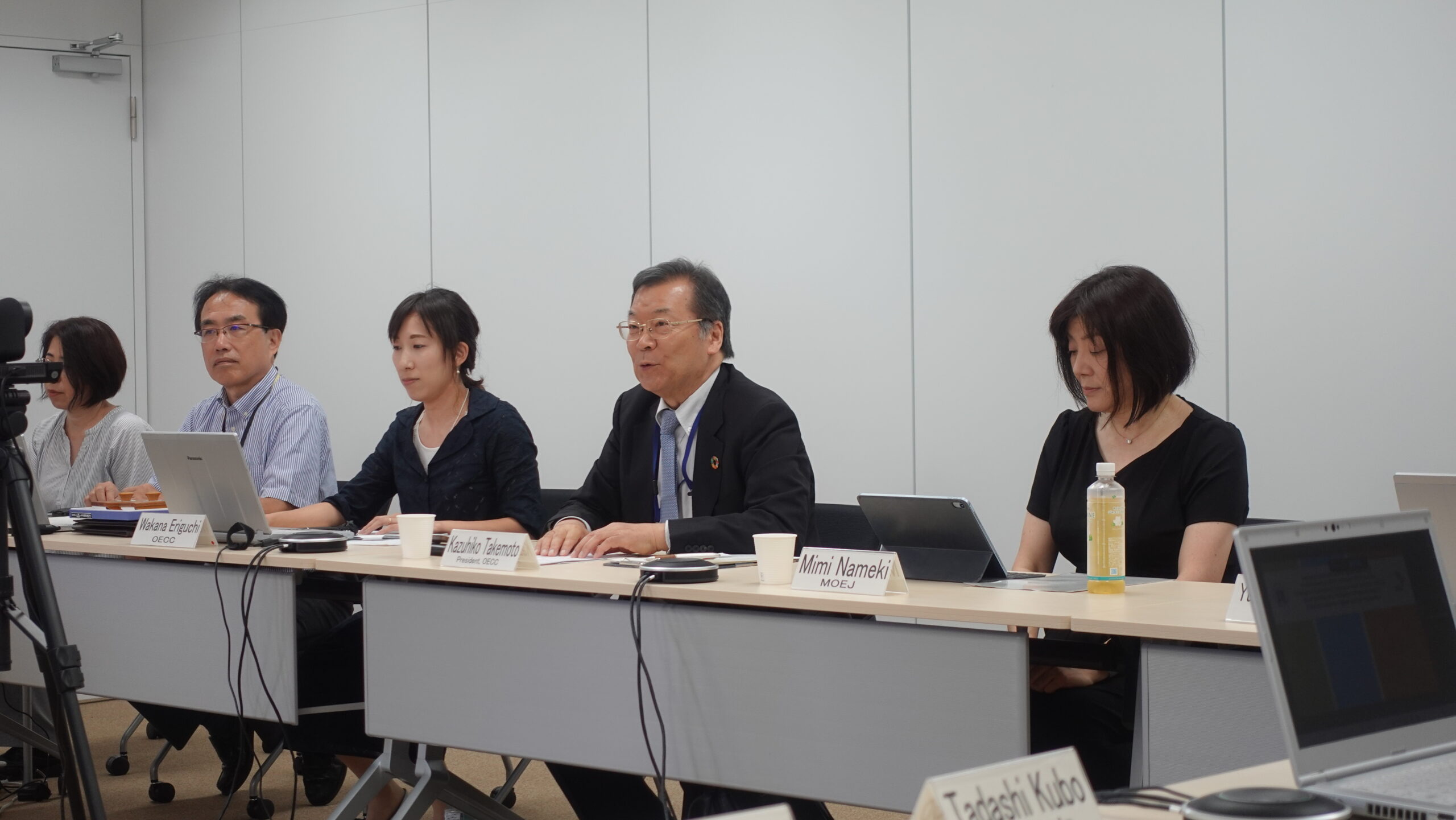 中央:OECC竹本理事長、右:行木参事官