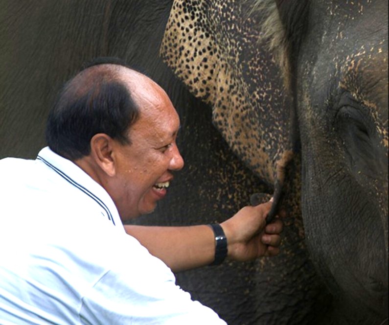 YAGASU創設者のBambang氏とスマトラゾウ