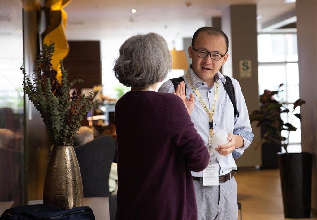 会議室の外での対話の様子（Earth Negotiations Bulletinより）